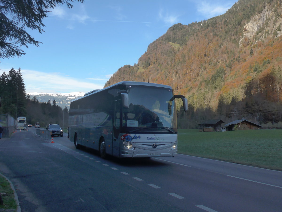 (211'002) - Oberland Reisen, Tun - Nr. 41/BE 434 - Mercedes am 11. November 2019 in Zweiltschinen, Abzweigung