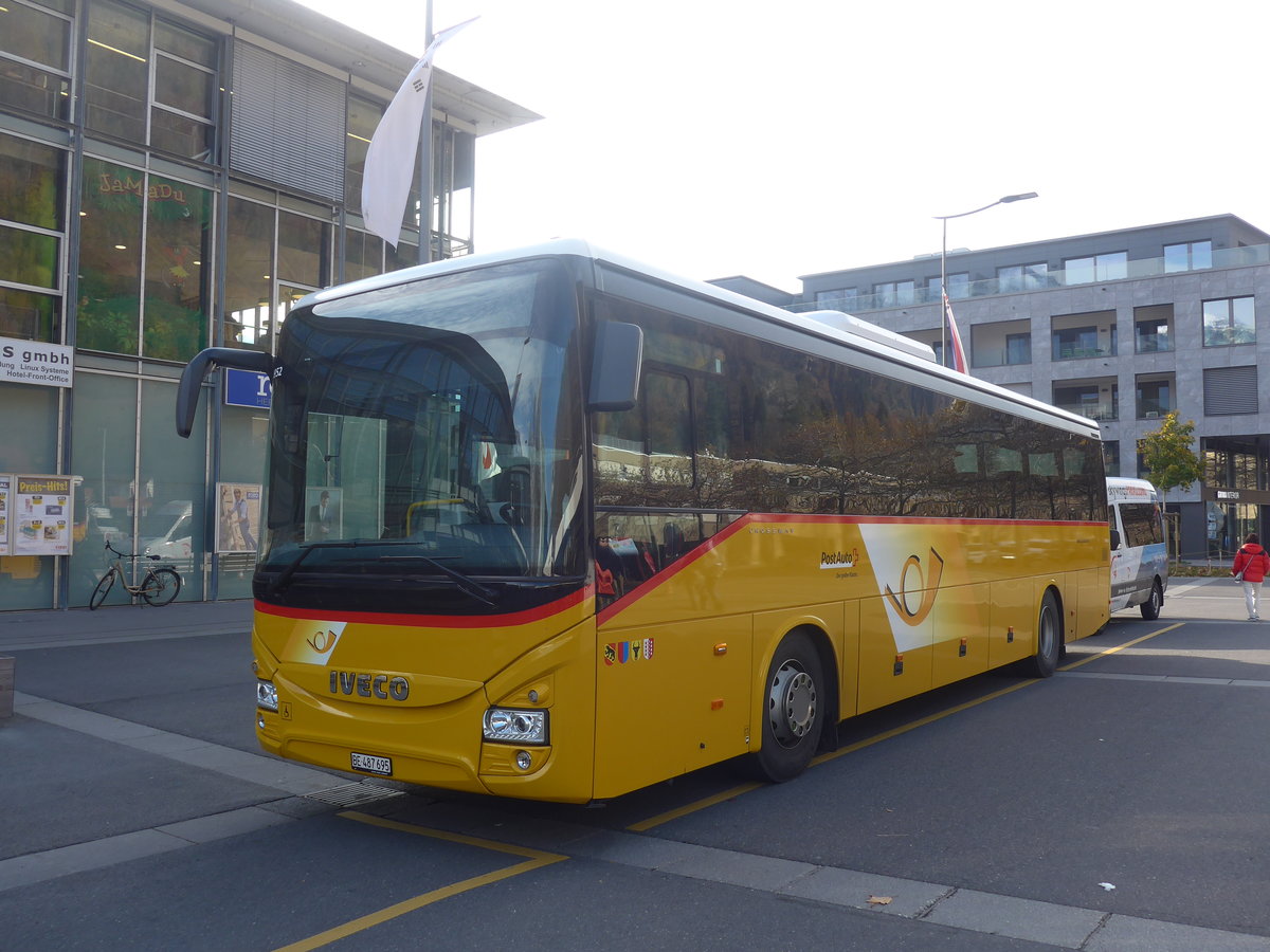 (211'017) - PostAuto Bern - BE 487'695 - Iveco am 11. November 2019 beim Bahnhof Interlaken Ost