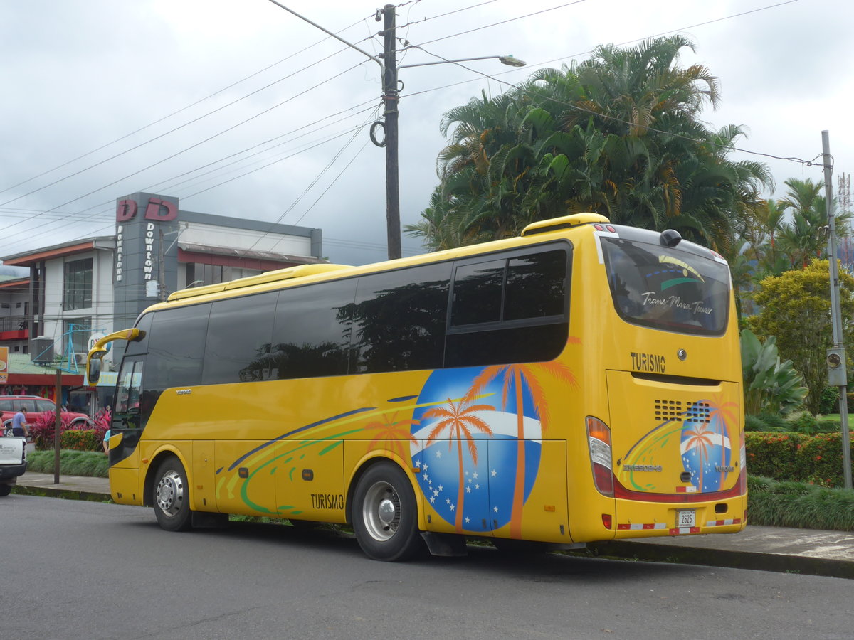 (211'814) - Trans Mira Tours, Palmira - 2625 - Yutong am 20. November 2019 in La Fortuna, Kirche