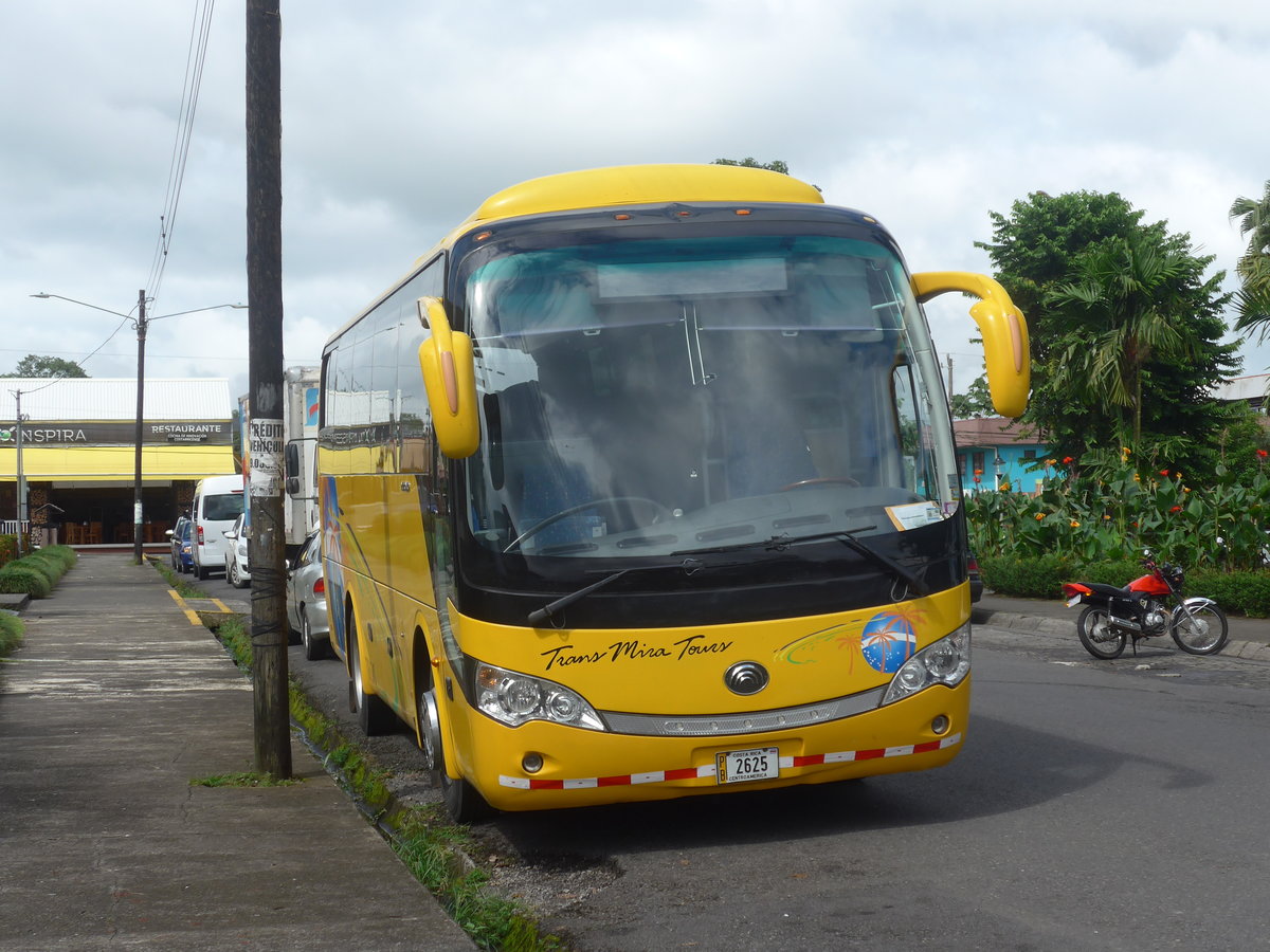 (211'823) - Trans Mira Tours, Palmira - 2625 - Yutong am 20. November 2019 in La Fortuna, Kirche