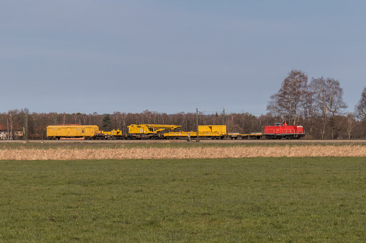 212 298-4 mit einem Bauzug am 28. Mrz 2016 kurz vor bersee.