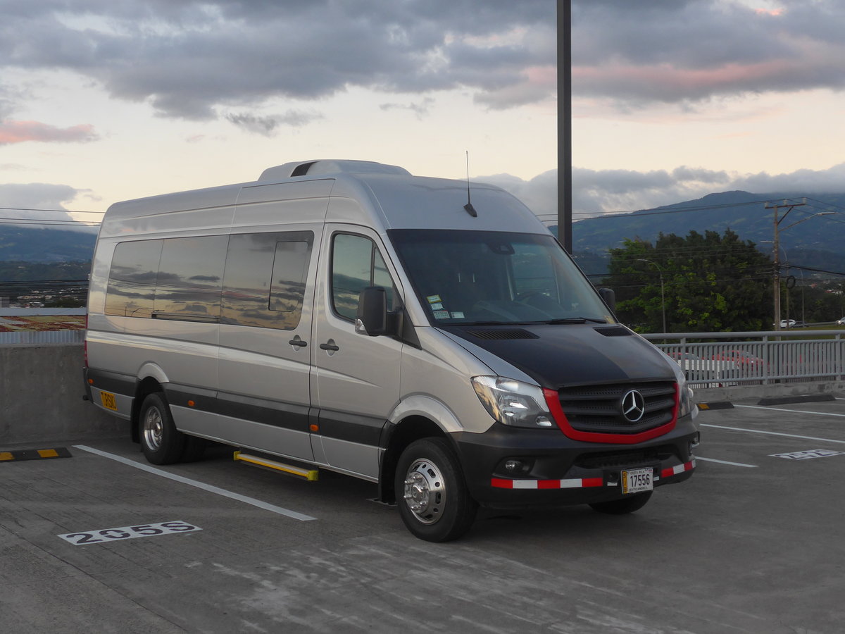 (212'514) - ??? - 17'556 - Mercedes am 26. November 2019 in San Jos, Airport