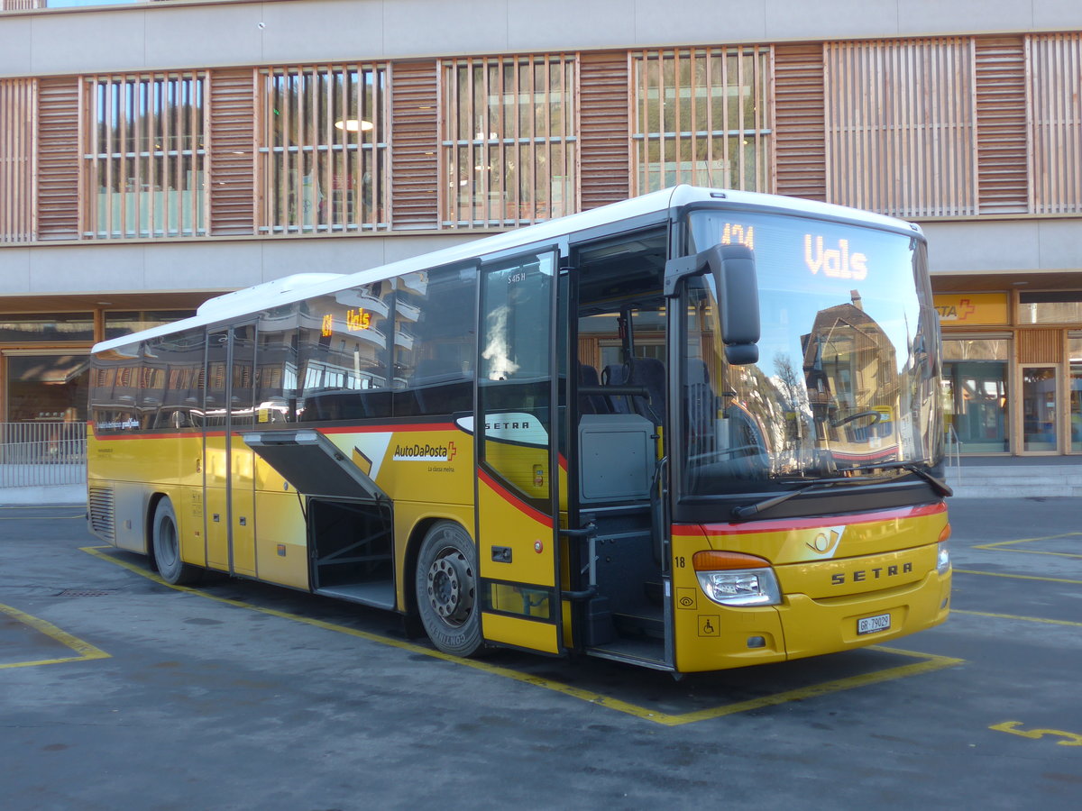 (212'602) - Fontana, Ilanz - Nr. 18/GR 79'029 - Setra am 7. Dezember 2019 beim Bahnhof Ilanz