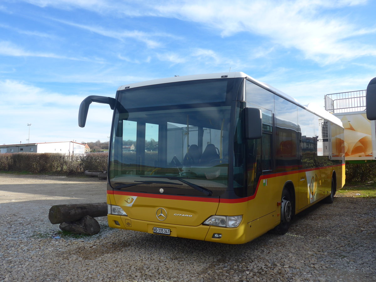 (212'788) - CarPostal Ouest - VD 335'347 - Mercedes am 8. Dezember 2019 in Thierrens, Feuerwehr