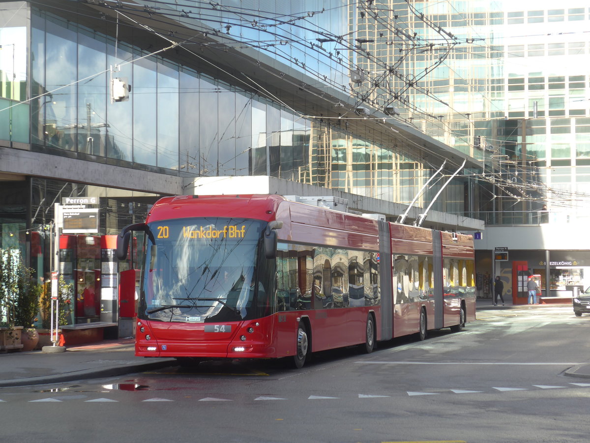 (212'942) - Bernmobil, Bern - Nr. 54 - Hess/Hess Doppelgelenktrolleybus am 14. Dezember 2019 beim Bahnhof Bern