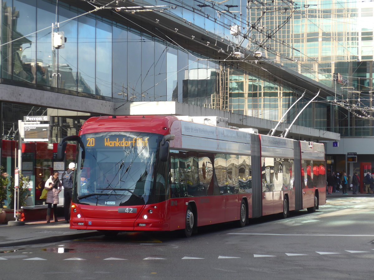 (212'946) - Bernmobil, Bern - Nr. 42 - Hess/Hess Doppelgelenktrolleybus am 14. Dezember 2019 beim Bahnhof Bern