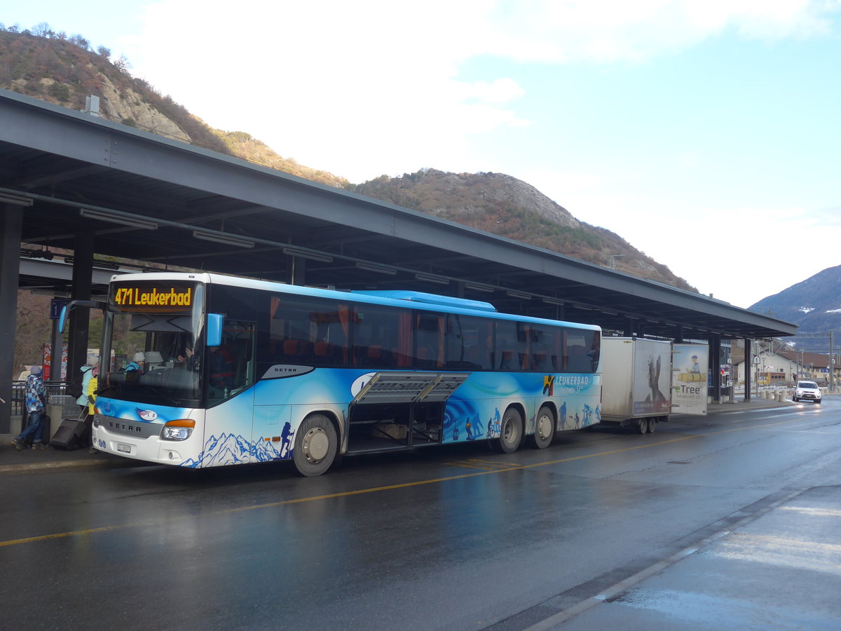 (213'374) - LLB Susten - Nr. 7/VS 38'007 - Setra am 4. Januar 2020 beim Bahnhof Leuk