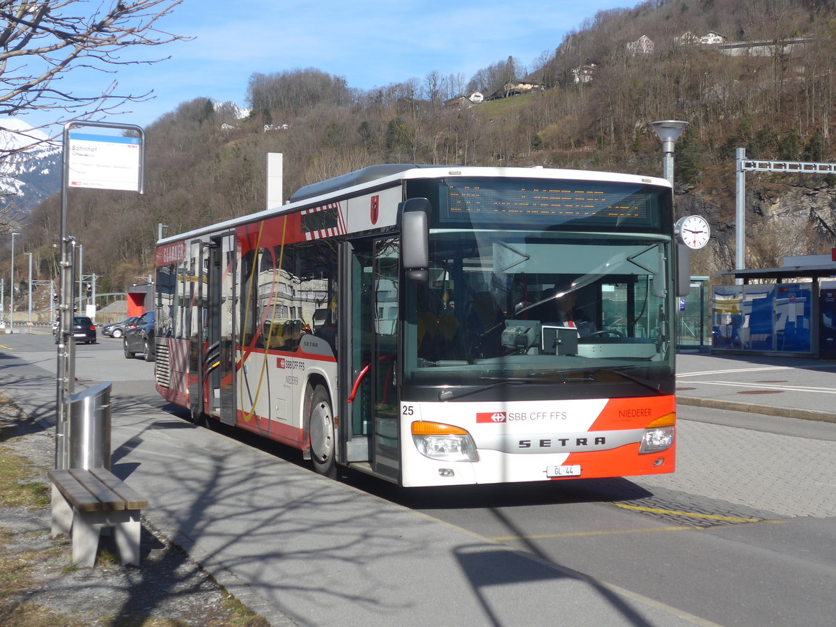 (214'204) - Niederer, Filzbach - Nr. 25/GL 44 - Setra am 15. Februar 2020 beim Bahnhof Nfels-Mollis