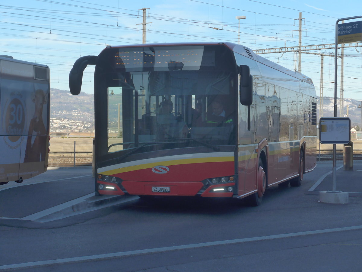 (214'209) - Landolt, Pfffikon - SZ 39'898 - Solaris am 15. Februar 2020 beim Bahnhof Pfffikon