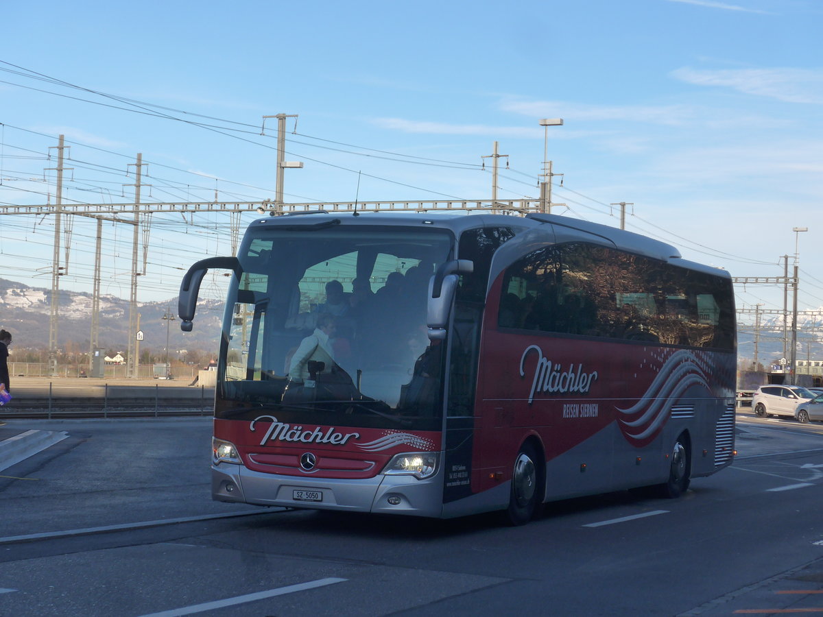 (214'212) - Mchler, Siebnen - SZ 5050 - Mercedes am 15. Februar 2020 beim Bahnhof Pfffikon