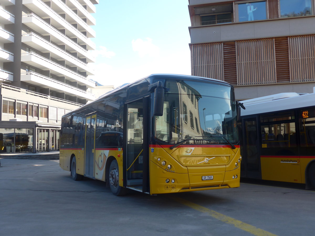 (215'015) - Buchli, Versam - GR 7569 - Volvo am 1. Mrz 2020 beim Bahnhof Ilanz