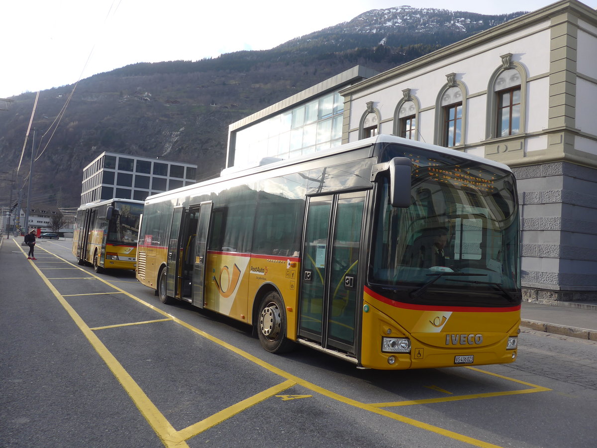 (215'182) - PostAuto Wallis - VS 436'023 - Iveco am 14. Mrz 2020 beim Bahnhof Brig