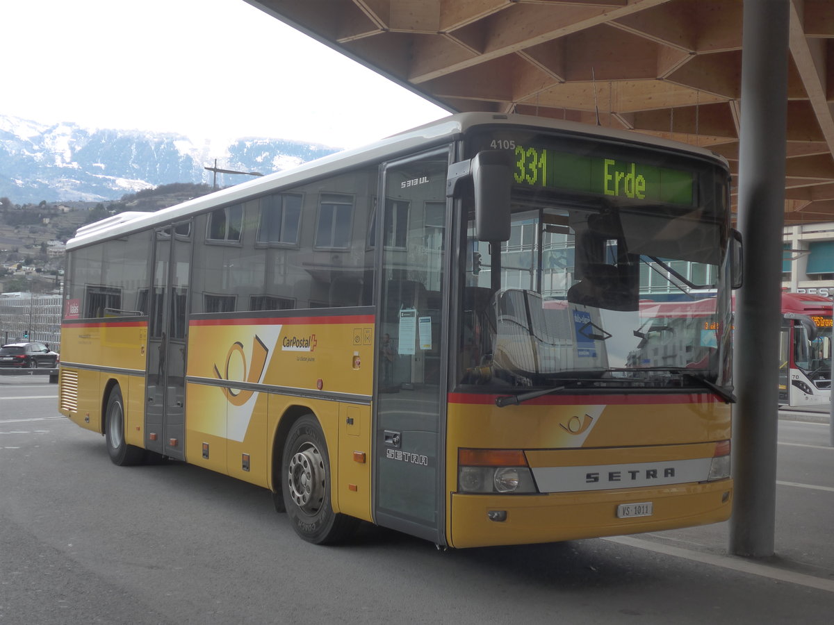 (215'323) - Evquoz, Erde - VS 1011 - Setra am 20. Mrz 2020 beim Bahnhof Sion