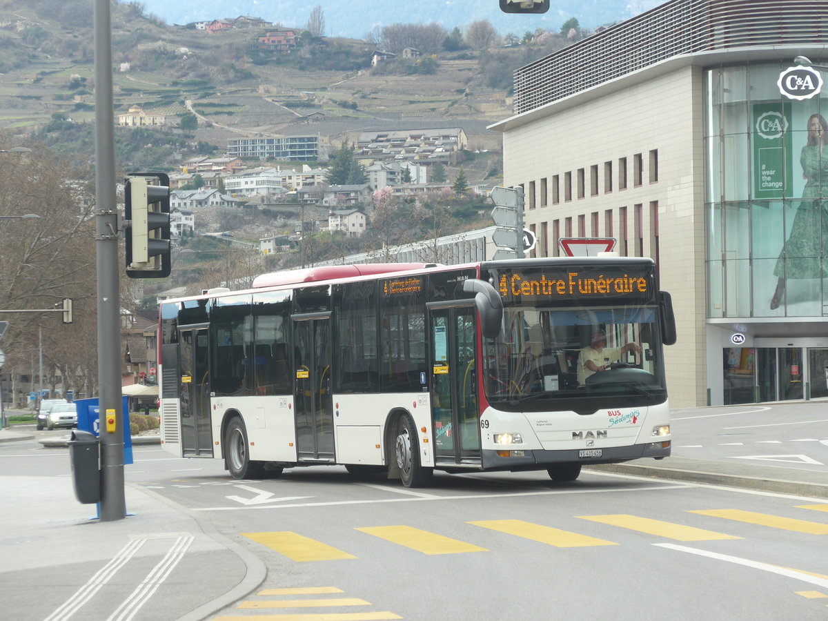 (215'331) - PostAuto Wallis - Nr. 69/VS 415'456 - MAN (ex Lathion, Sion Nr. 69) am 20. Mrz 2020 beim Bahnhof Sion