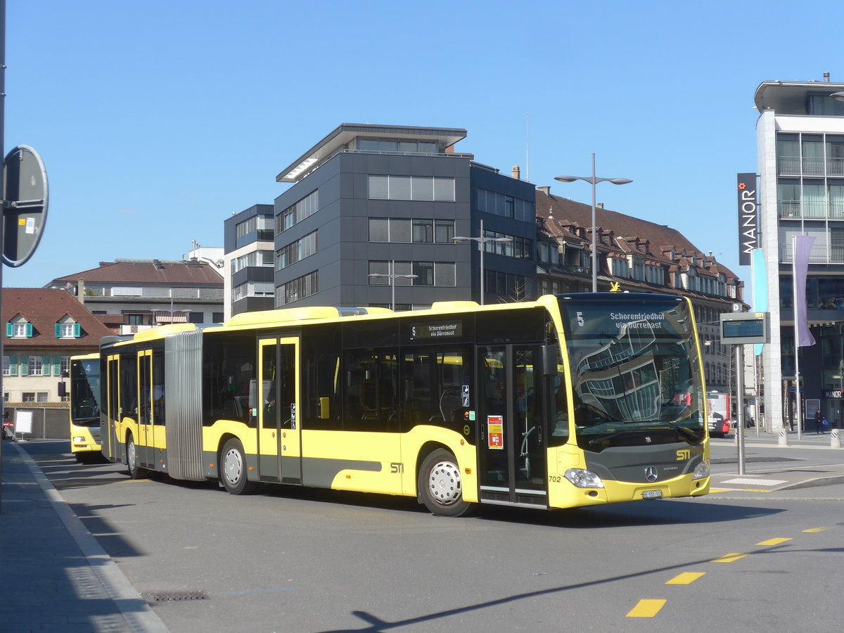 (215'474) - STI Thun - Nr. 702/BE 555'702 - Mercedes am 23. Mrz 2020 beim Bahnhof Thun