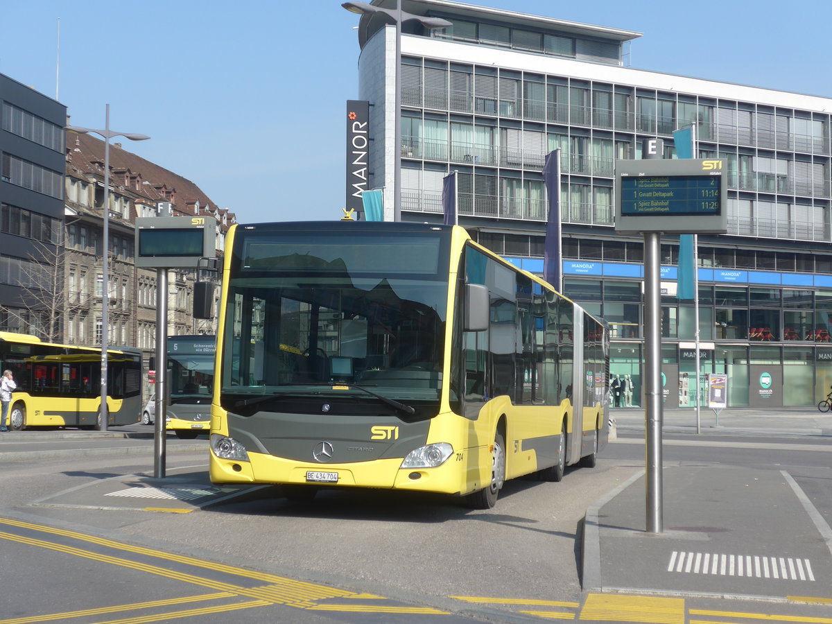 (215'630) - STI Thun - Nr. 704/BE 434'704 - Mercedes am 28. Mrz 2020 beim Bahnhof Thun