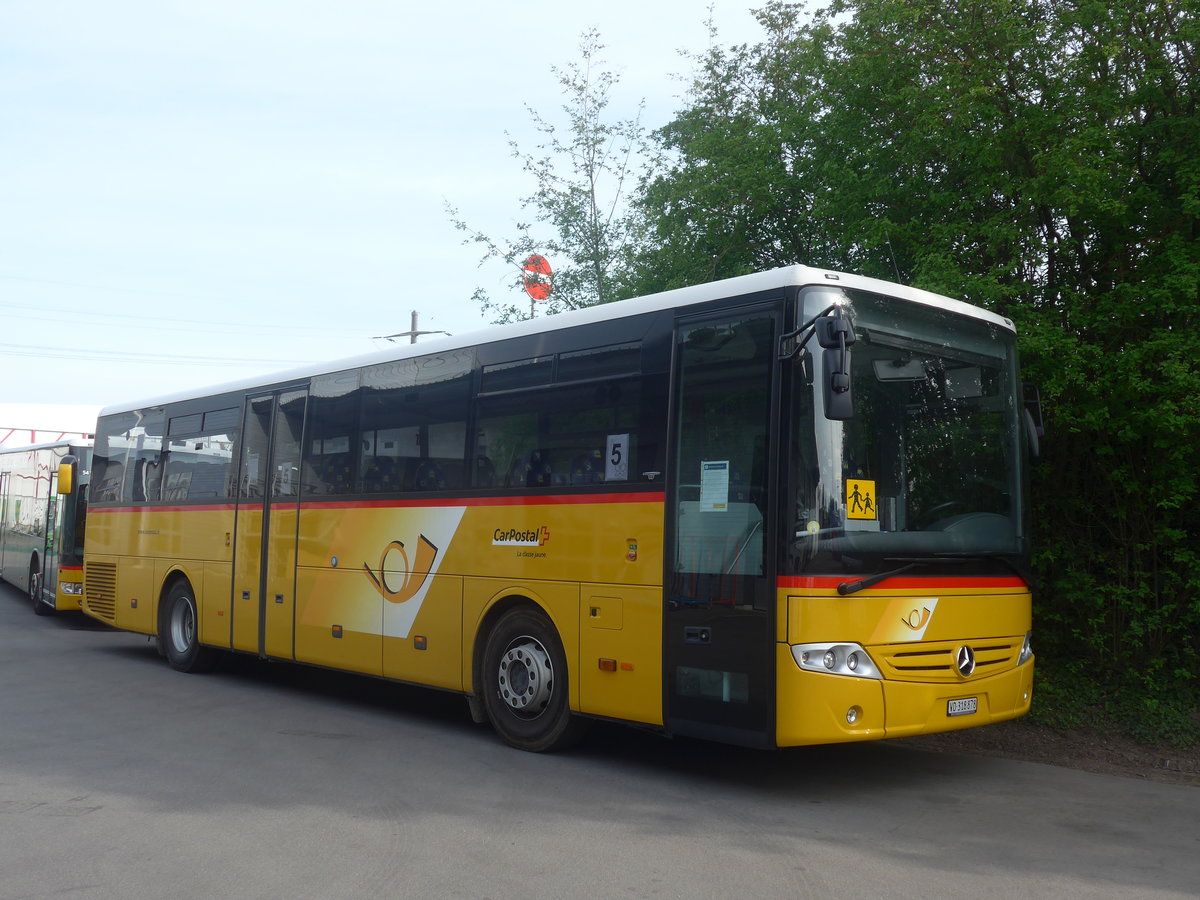 (216'215) - CarPostal Ouest - VD 318'878 - Mercedes am 19. April 2020 in Kerzers, Interbus