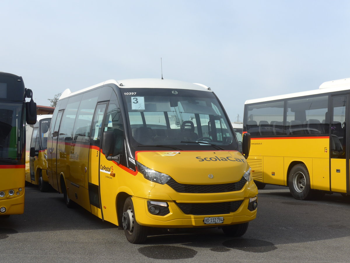 (216'232) - CarPostal Ouest - VD 112'794 - Iveco/UNVI am 19. April 2020 in Kerzers, Interbus