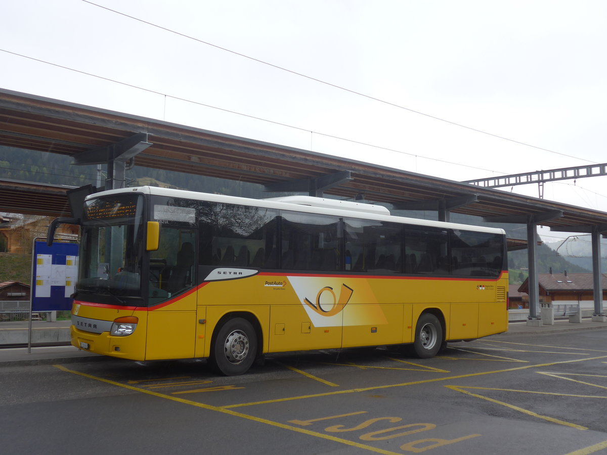 (216'511) - Kbli, Gstaad - Nr. 3/BE 330'862 - Setra am 26. April 2020 beim Bahnhof Gstaad