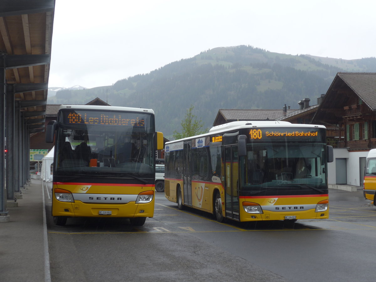 (216'514) - Kbli, Gstaad - Nr. 3/BE 330'862 - Setra + BE 104'023 - Setra (ex Nr. 1) am 26. April 2020 beim Bahnhof Gstaad