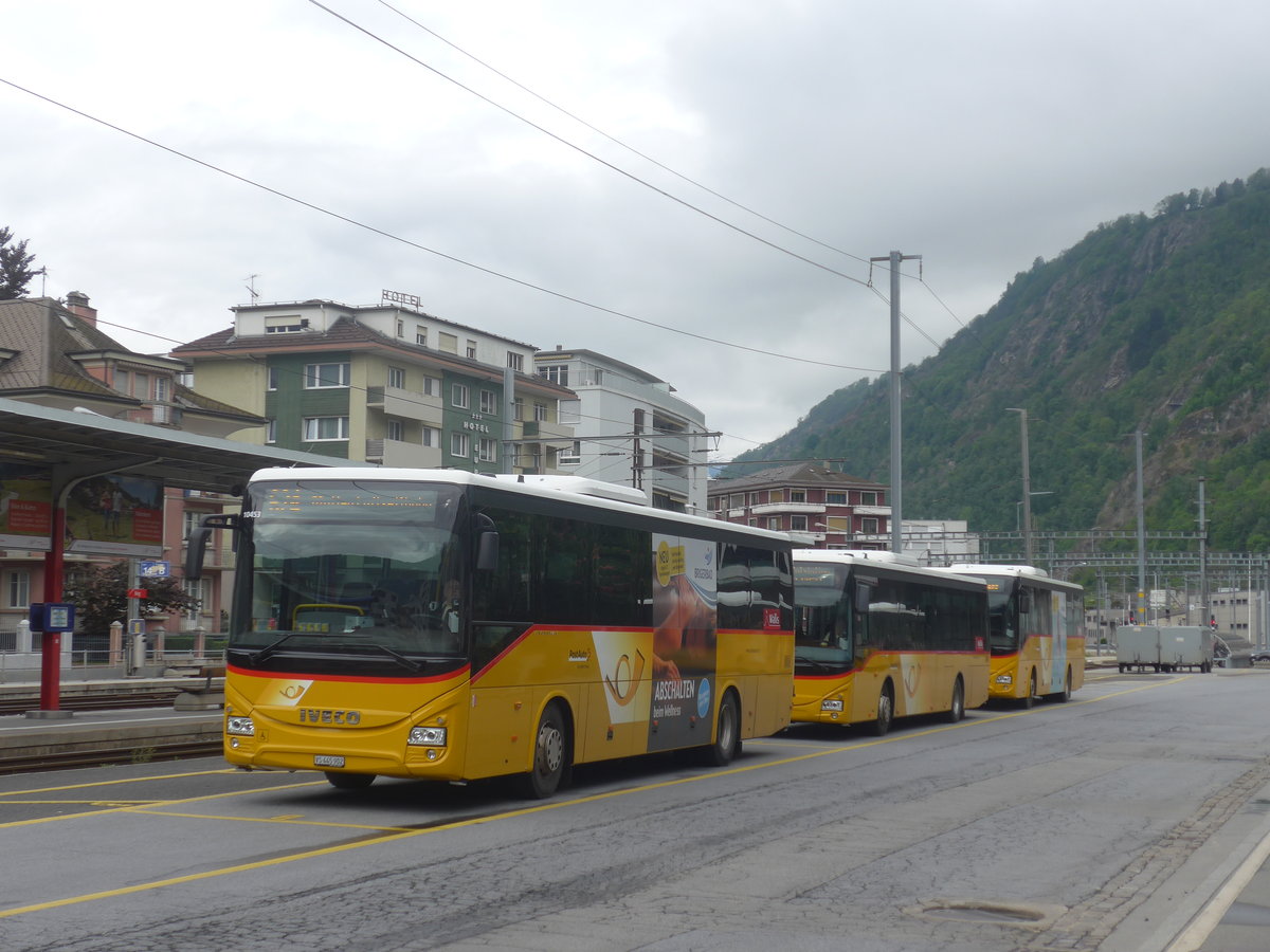 (216'535) - PostAuto Wallis - VS 445'902 - Iveco am 28. April 2020 beim Bahnhof Brig