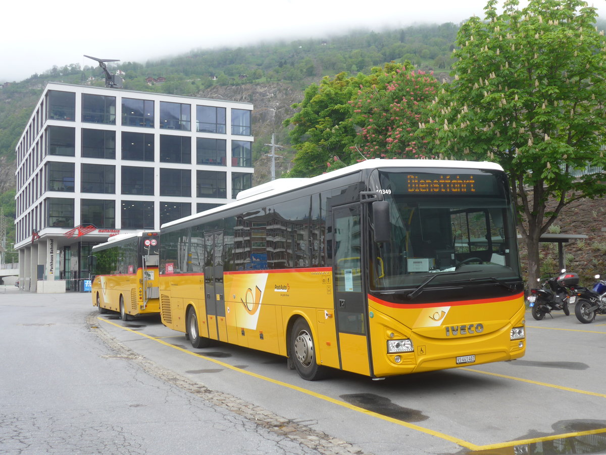 (216'538) - PostAuto Wallis - VS 441'407 - Iveco am 28. April 2020 beim Bahnhof Brig