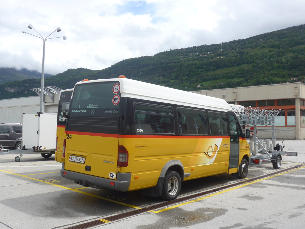 (216'683) - PostAuto Wallis - Nr. 24/VS 317'837 - Mercedes am 2. Mai 2020 in Sion, Garage