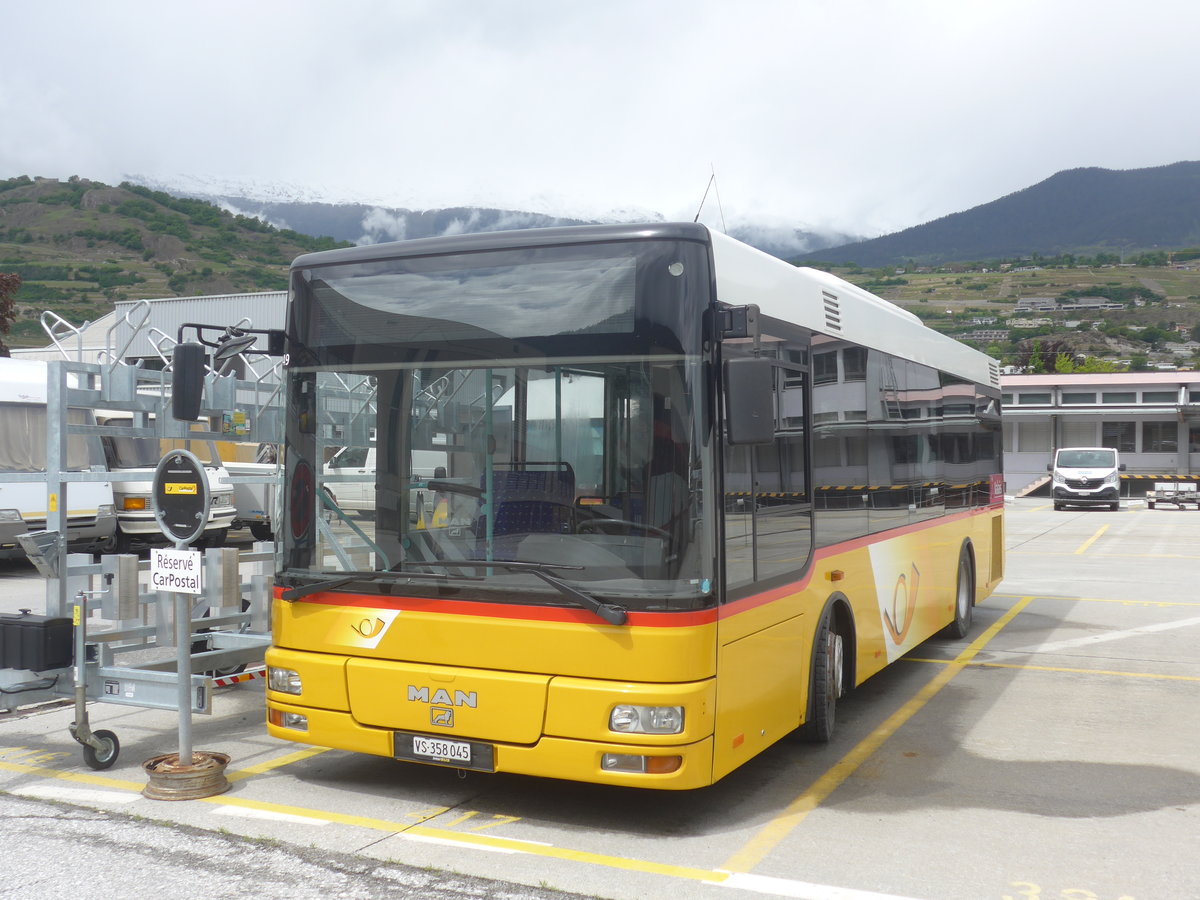 (216'685) - PostAuto Wallis - Nr. 28/VS 358'045 - MAN/Gppel (ex TSAR, Sierre; ex Epiney, Ayer; ex Dupraz, Soral Nr. 53; ex TourisCar, Genve Nr. 900) am 2. Mai 2020 in Sion, Garage