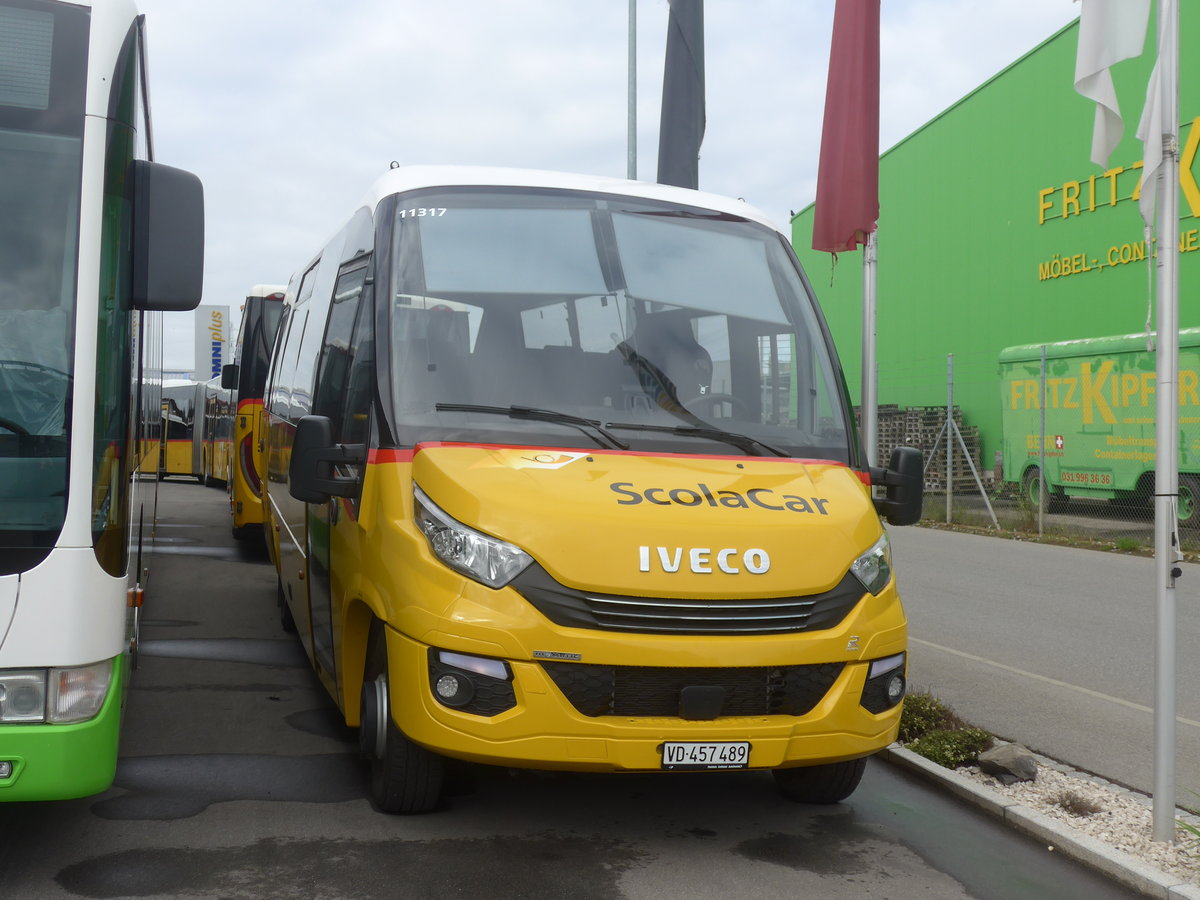 (216'734) - CarPostal Ouest - VD 457'489 - Iveco/Rosero am 3. Mai 2020 in Kerzers, Interbus