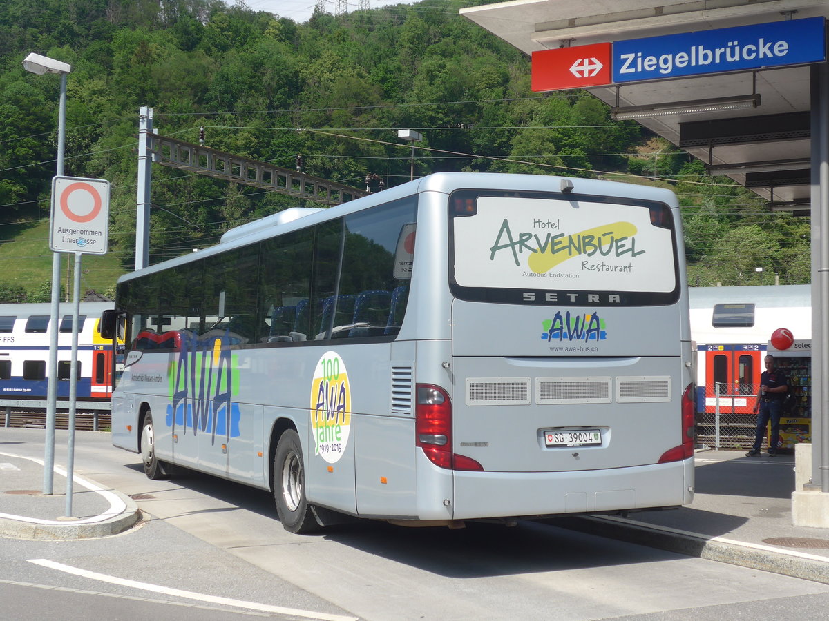 (216'860) - AWA Amden - Nr. 4/SG 39'004 - Setra am 9. Mai 2020 beim Bahnhof Ziegelbrcke