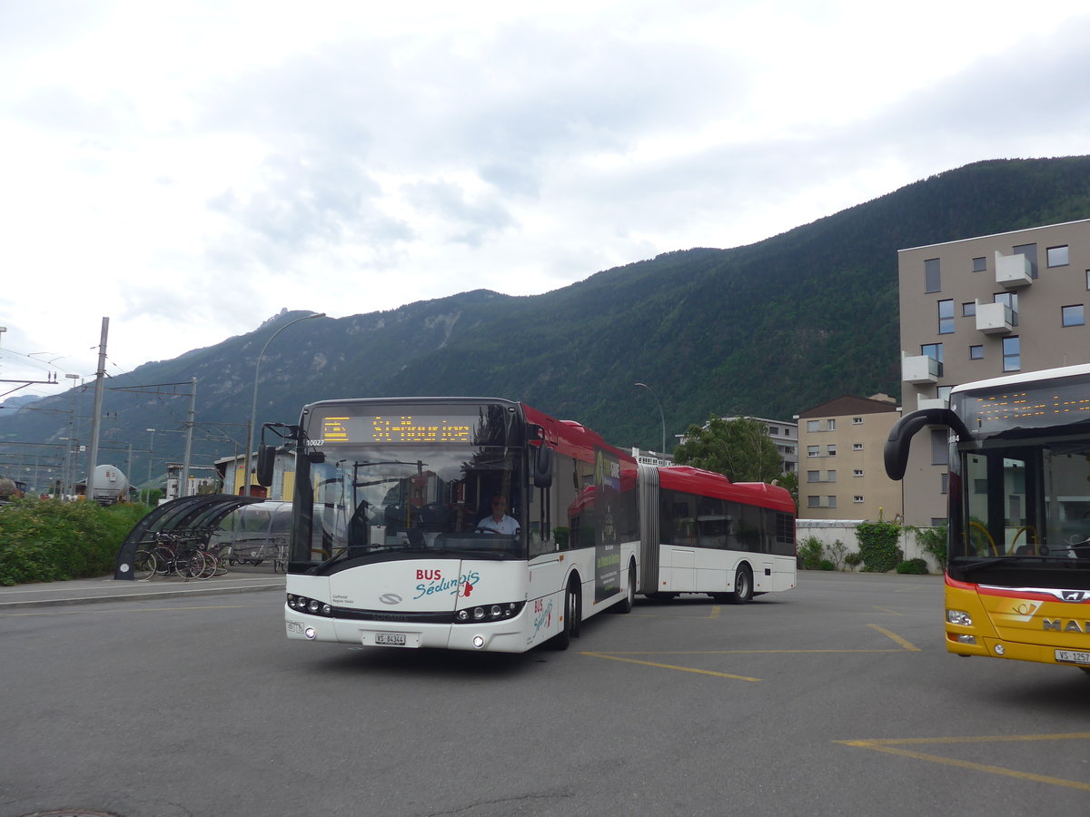 (217'005) - PostAuto Wallis - Nr. 62/VS 84'344 - Solaris am 10. Mai 2020 beim Bahnhof Martigny