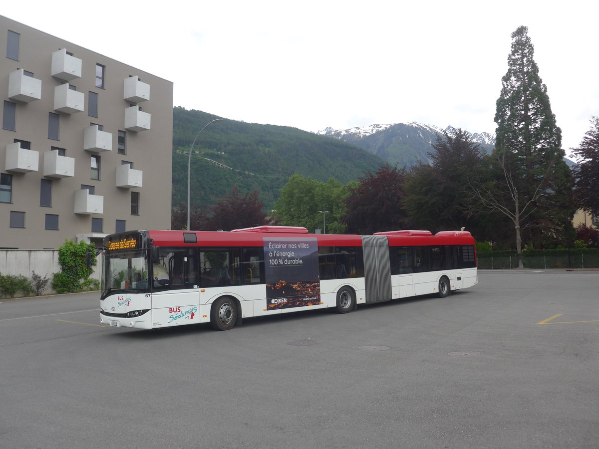 (217'011) - PostAuto Wallis - Nr. 67/VS 429'479 - Solaris am 10. Mai 2020 beim Bahnhof Martigny