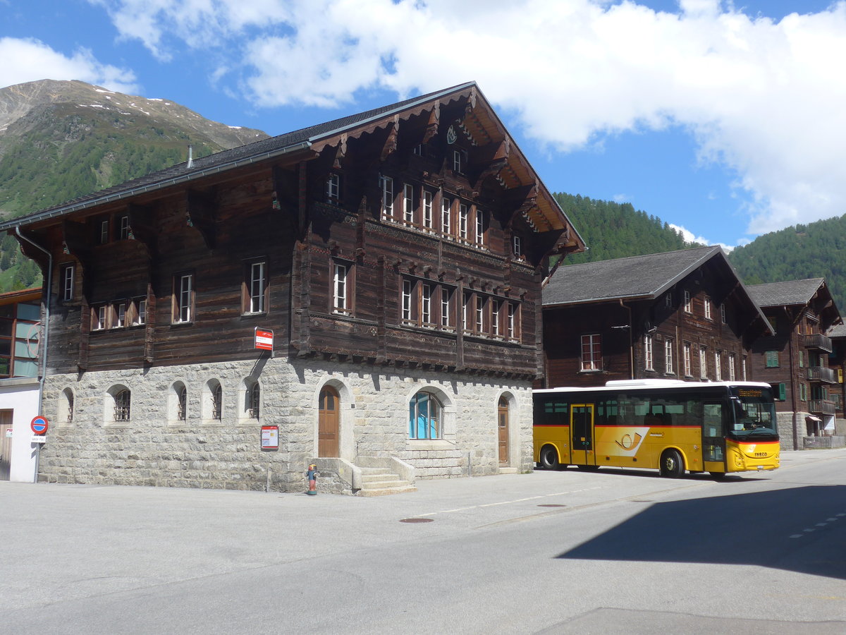 (217'596) - Seiler, Ernen - VS 504'350 - Iveco am 1. Juni 2020 in Oberwald, Schulhaus