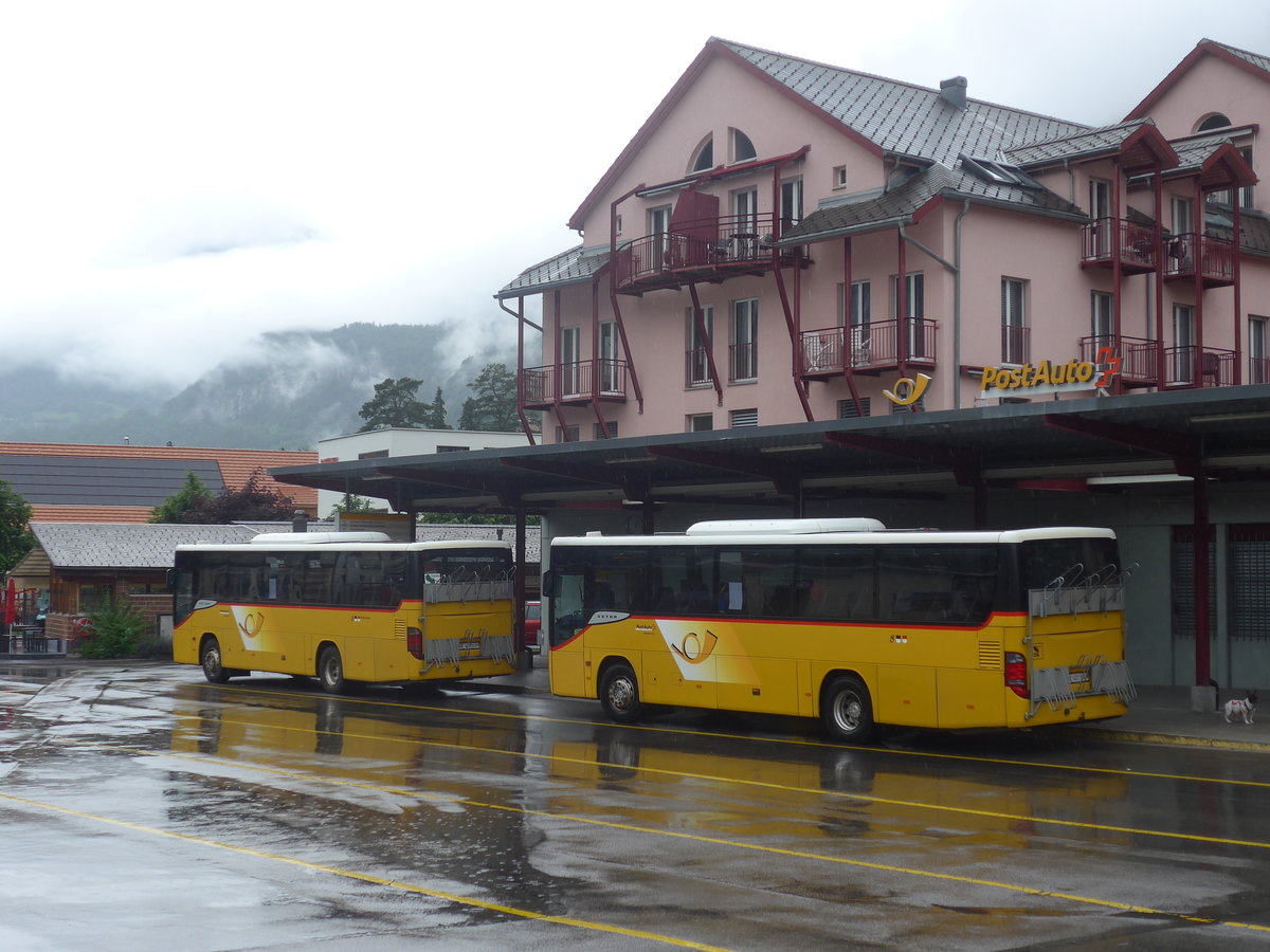 (217'644) - PostAuto Bern - BE 401'263 - Setra (ex AVG Meiringen Nr. 63) + BE 401'364 - Setra (ex AVG Meiringen Nr. 64) am 7. Juni 2020 in Meiringen, Postautostation