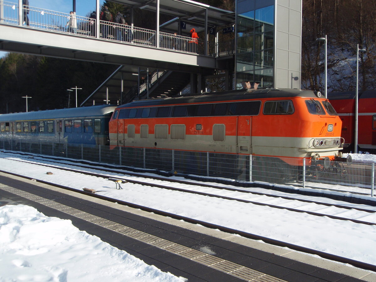 218 137 mit einem MSM Partyzug aus Bonn Hbf in Brilon Wald. 31.01.2026