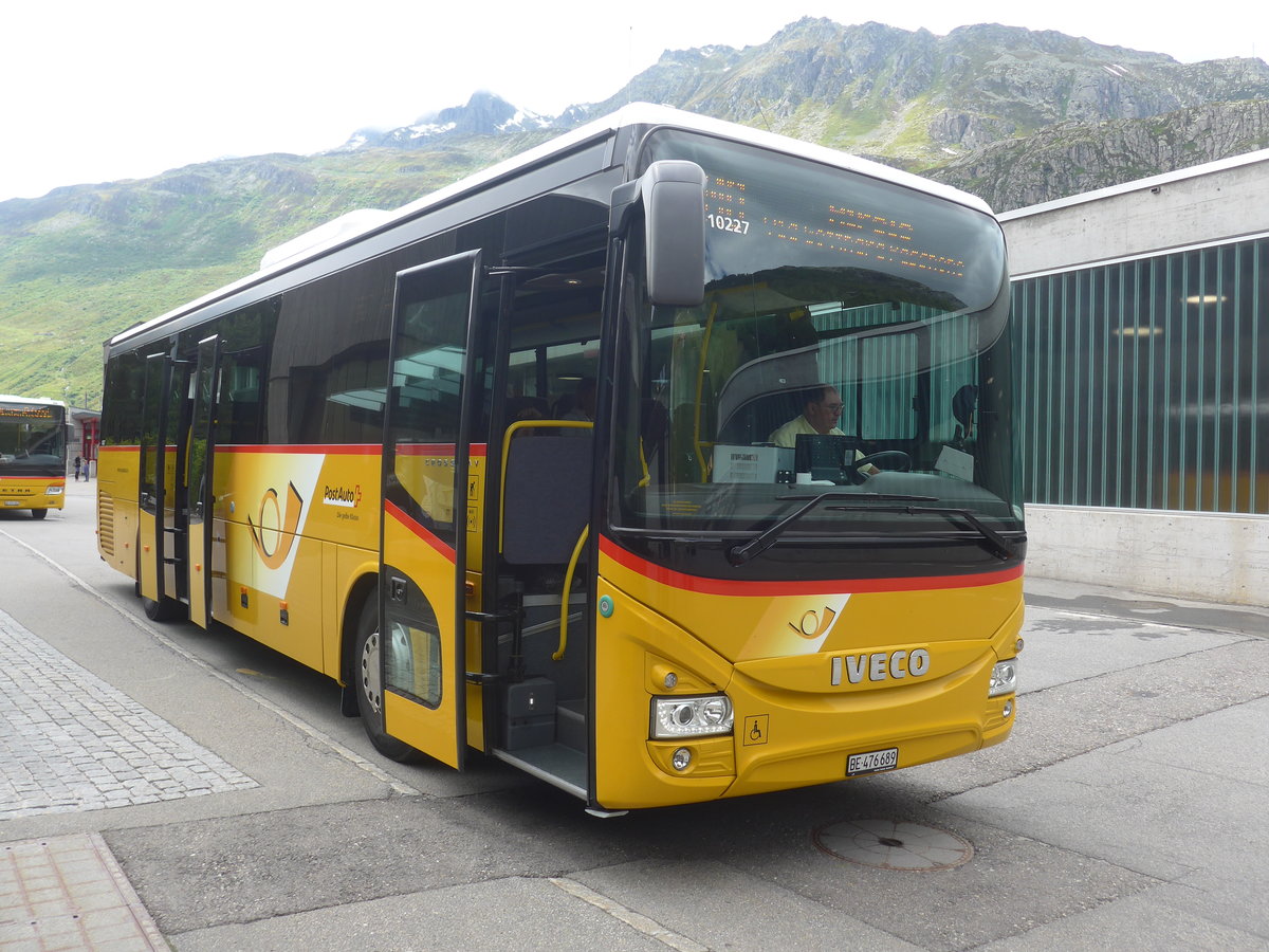 (218'128) - PostAuto Bern - BE 476'689 - Iveco am 21. Juni 2020 beim Bahnhof Andermatt