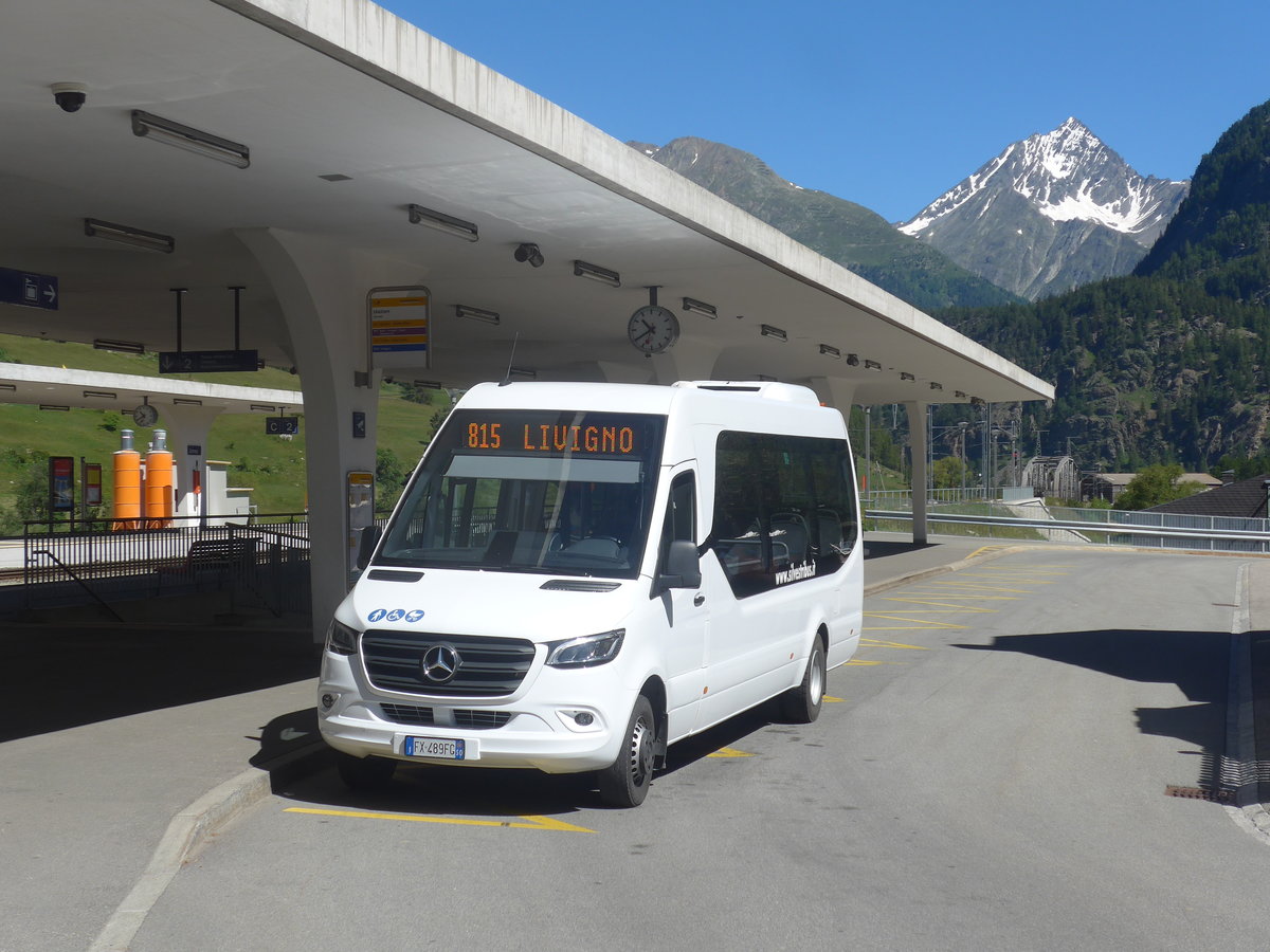 (218'457) - Aus Italien, Silvestri, Livigno - FX-489 FG - Mercedes am 5. Juli 2020 beim Bahnhof Zernez