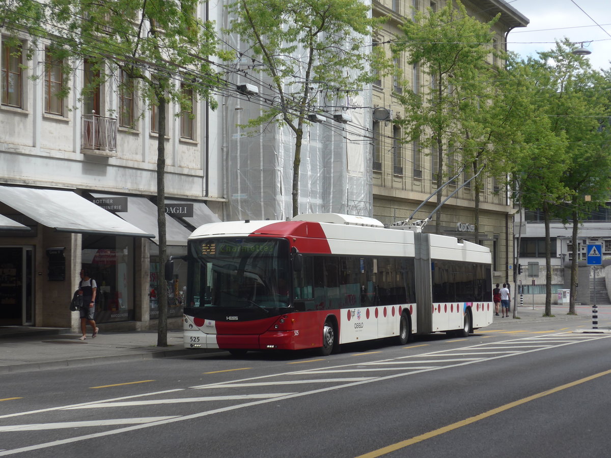 (218'508) - TPF Fribourg - Nr. 525 - Hess/Hess Gelenktrolleybus am 6. Juli 2020 beim Bahnhof Fribourg