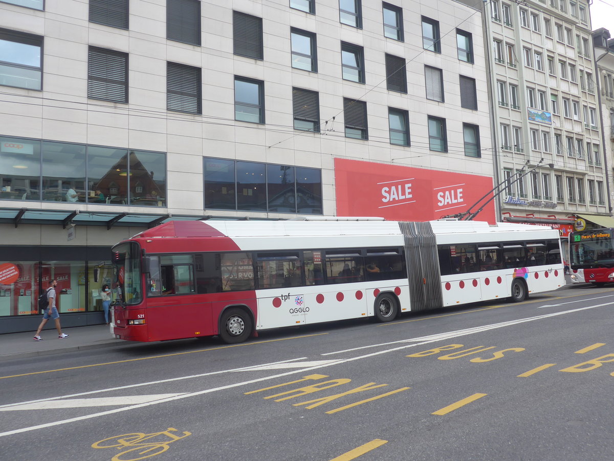 (218'526) - TPF Fribourg - Nr. 521/FR 300'436 - MAN/Hess Gelenkduobus am 6. Juli 2020 beim Bahnhof Fribourg 