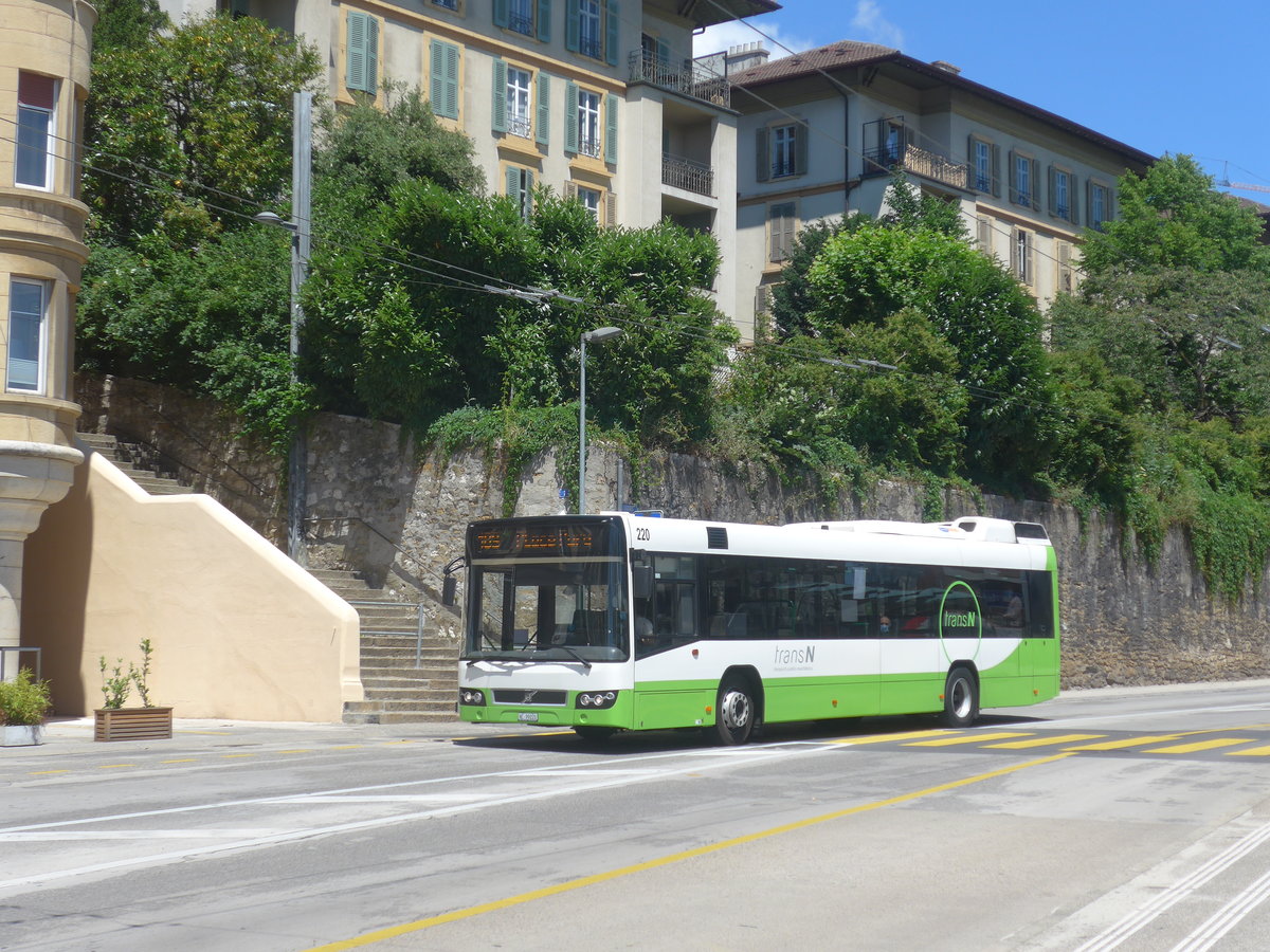 (218'542) - transN, La Chaux-de-Fonds - Nr. 220/NE 99'220 - Volvo (ex TN Neuchtel Nr. 220) am 6. Juli 2020 beim Bahnhof Neuchtel