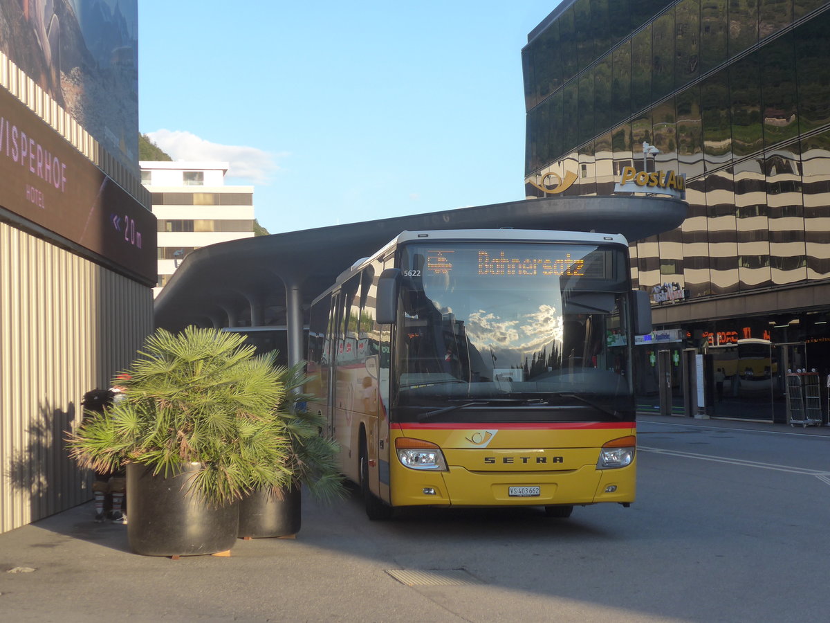 (218'947) - PostAuto Wallis - VS 403'662 - Setra am 25. Juli 2020 beim Bahnhof Visp