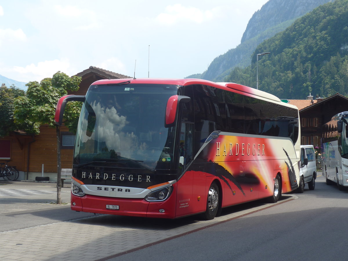 (219'286) - Hardegger, Birsfelden - BL 7870 - Setra am 1. August 2020 in Iseltwald, Dorf