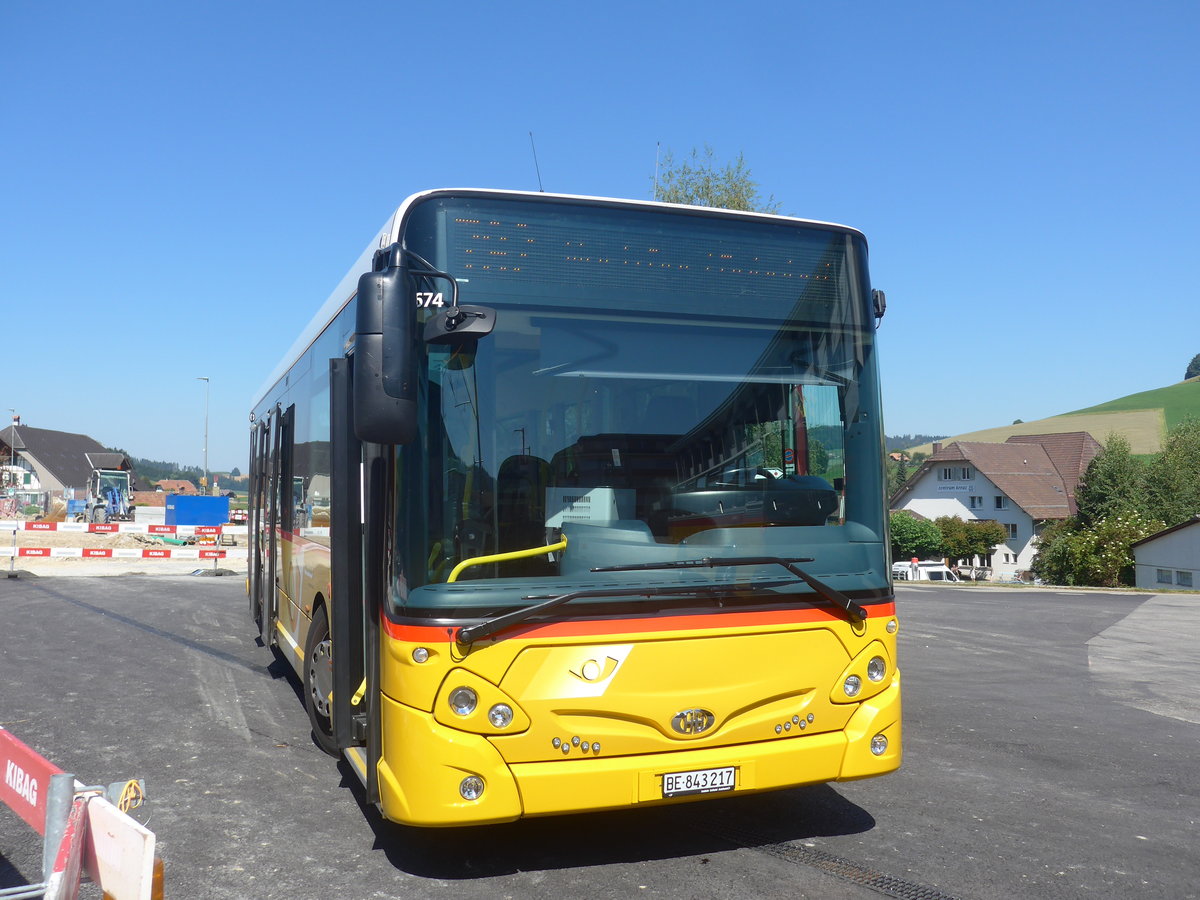 (219'564) - PostAuto Bern - Nr. 217/BE 843'217 - Heuliez am 9. August 2020 beim Bahnhof Biglen