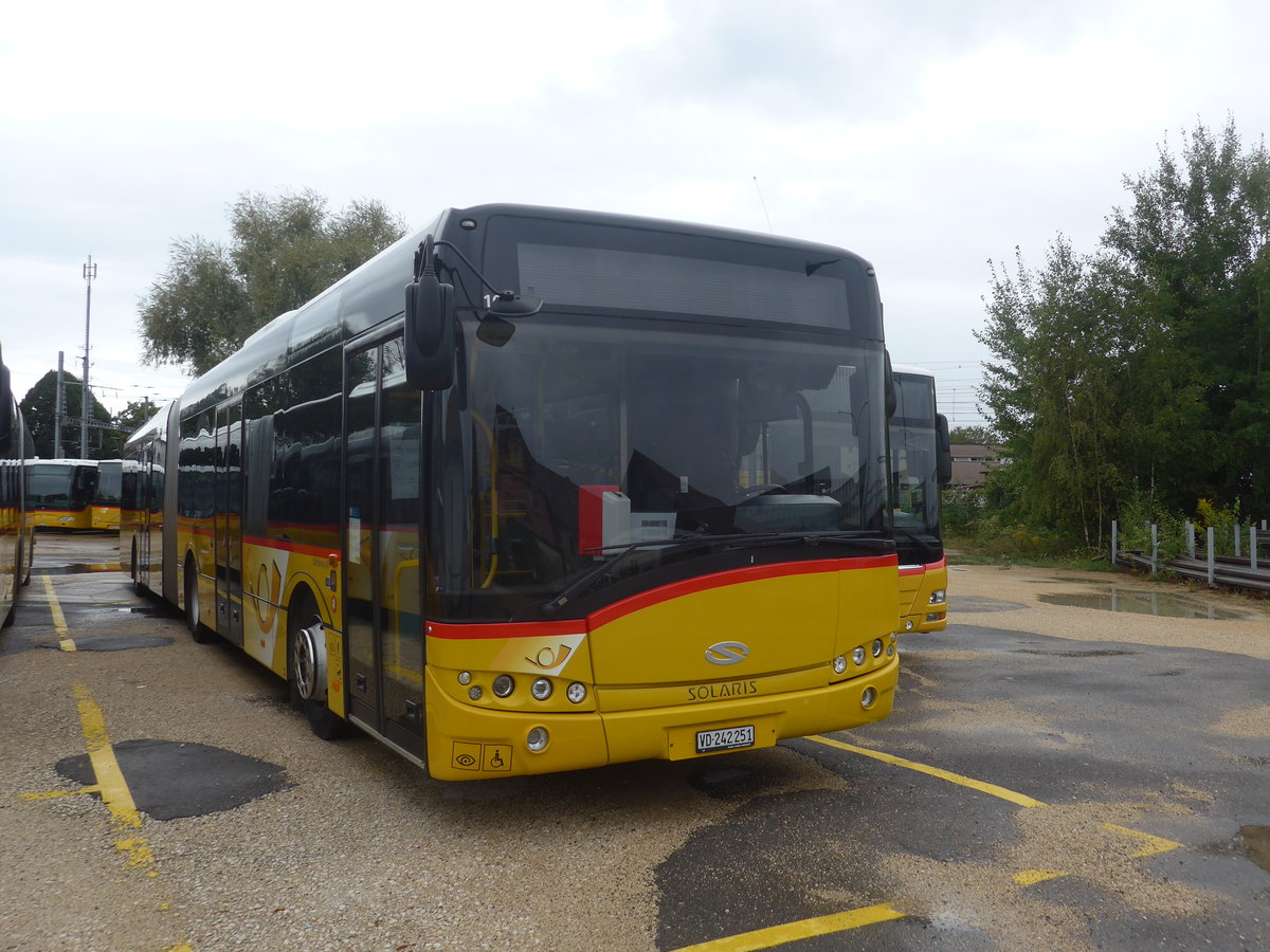 (220'314) - CarPostal Ouest - VD 242'251 - Solaris (ex TPB, Sdeilles) am 30. August 2020 in Yverdon, Garage