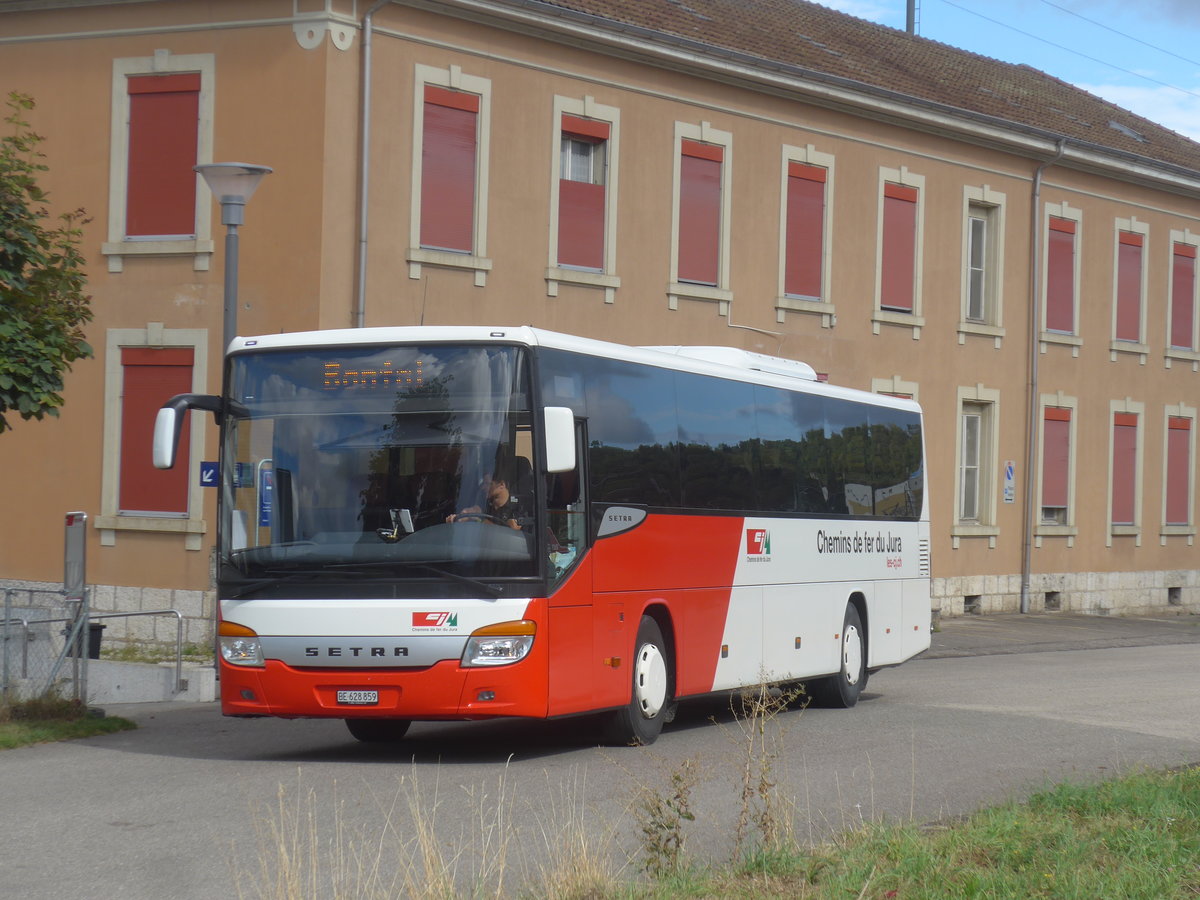 (220'355) - CJ Tramelan - Nr. 124/BE 628'859 - Setra am 31. August 2020 beim Bahnhof Porrentruy