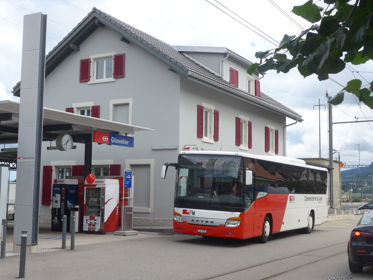 (220'392) - CJ Tramelan - Nr. 120/BE 998 - Setra am 31. August 2020 beim Bahnhof Glovelier