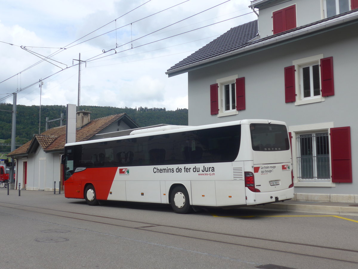 (220'393) - CJ Tramelan - Nr. 120/BE 998 - Setra am 31. August 2020 beim Bahnhof Glovelier