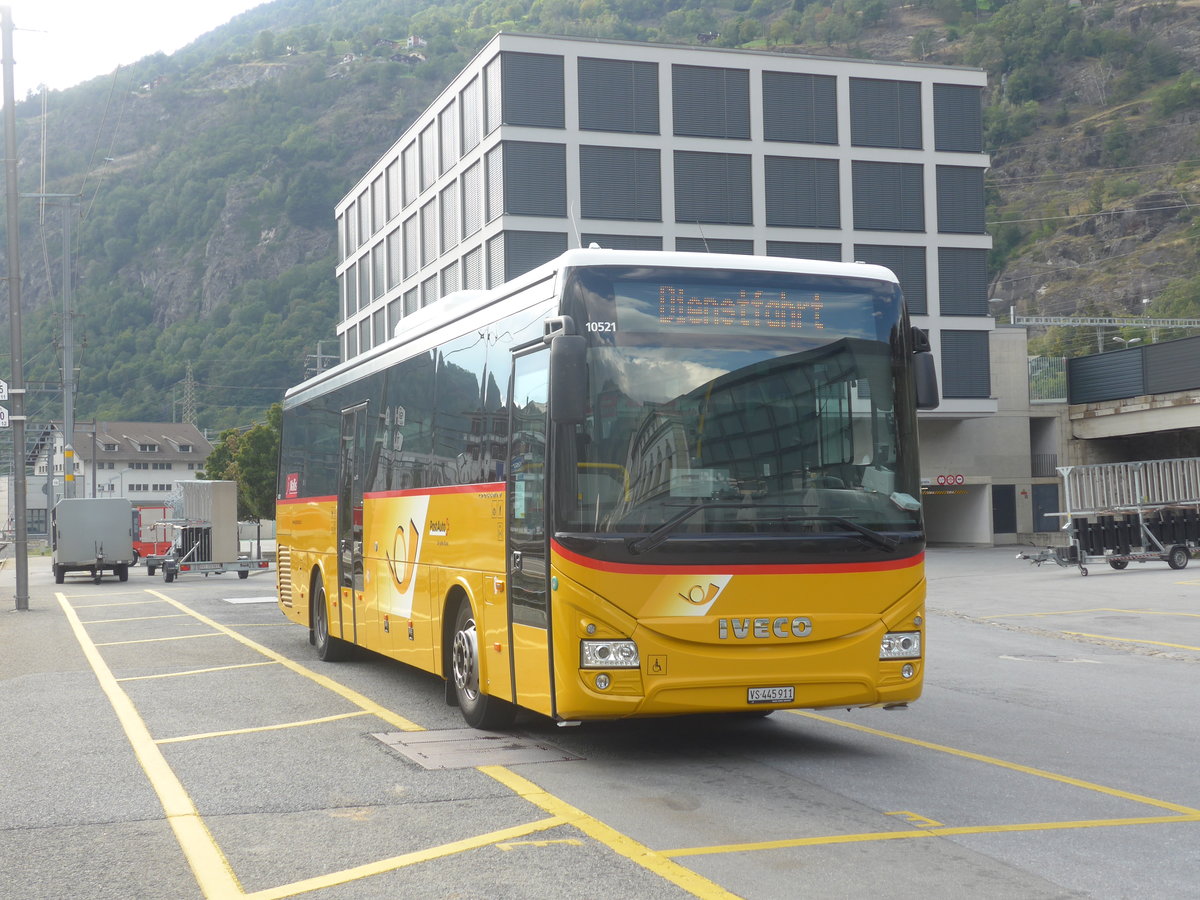 (220'534) - PostAuto Wallis - VS 445'911 - Iveco am 6. September 2020 beim Bahnhof Brig