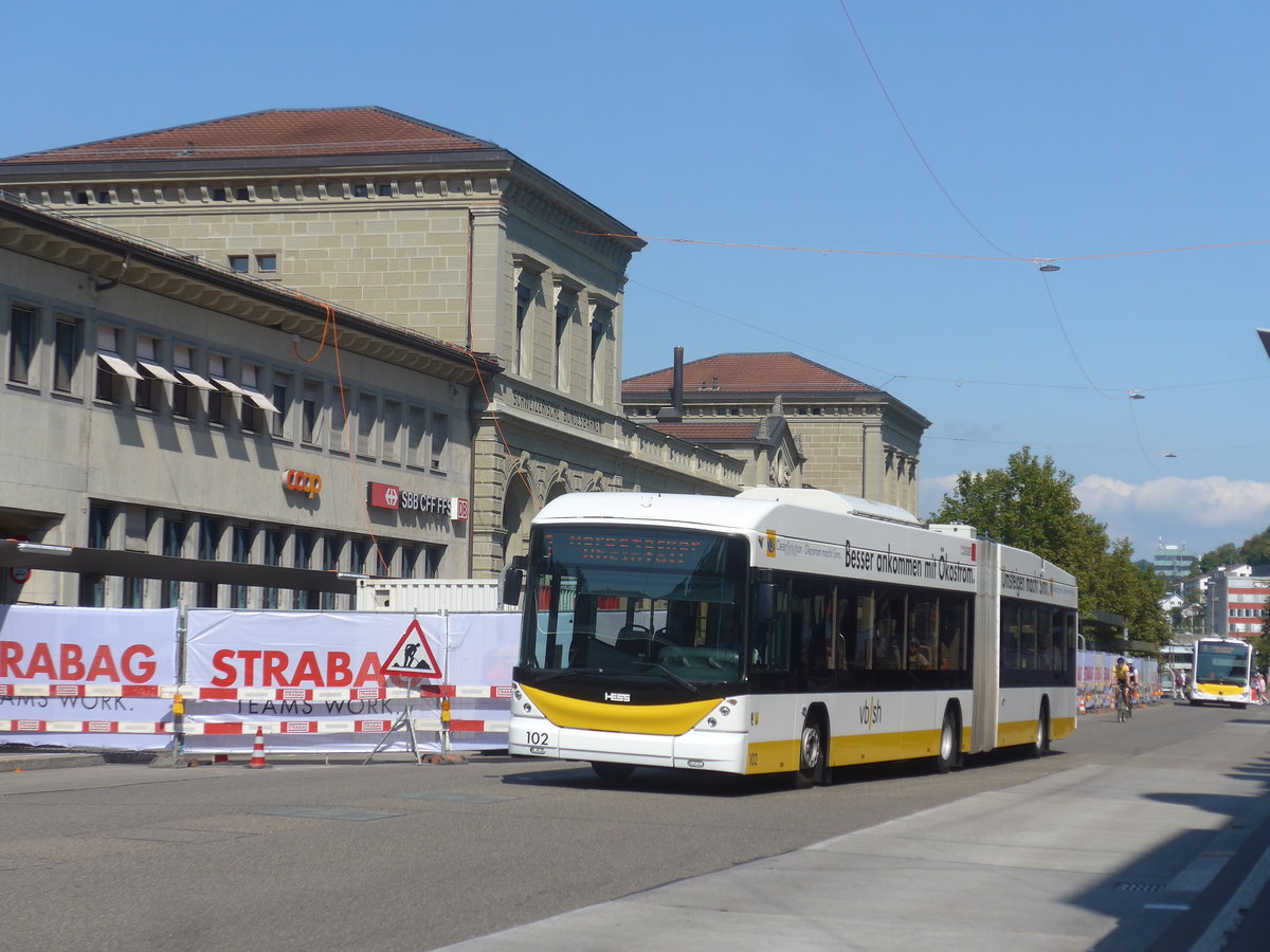 (220'668) - VBSH Schaffhausen - Nr. 102 - Hess/Hess Gelenktrolleybus am 12. September 2020 beim Bahnhof Schaffhausen