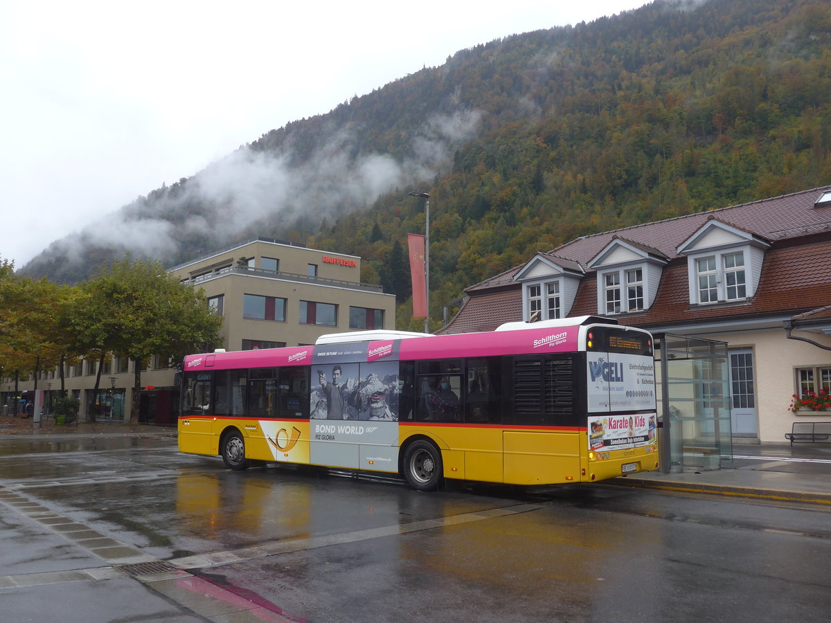 (221'668) - PostAuto Bern - BE 610'537 - Solaris am 10. Oktober 2020 beim Bahnhof Interlaken Ost